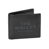 Billetera Marc Jacobs modelo The Billfold, de cuero texturizado color negro, con diseño plegable y el texto 'THE WALLET' impreso en la parte frontal junto con la marca.
