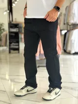 Pantalón de jean azul de corte recto y clásico, con bolsillos laterales y traseros.