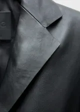 Americana entallada de cuero ovino negro con solapas de muesca, cierre con botones y dos bolsillos delanteros con solapa.