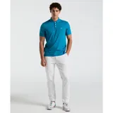 Polo celeste con cuello clásico, manga corta y logo de pingüino bordado en blanco en el pecho.