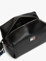 Bandolera Tommy Jeans de acabado liso, diseño urbano y silueta cuadrada. Cuenta con cierre de cremallera, compartimento principal, correa ajustable y un colgante extraíble de cordón trenzado. Incorpora el parche con el logo de la marca en la parte delantera.