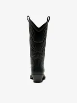 Botas estilo texanas de caña alta color negro, con diseño de costuras en relieve, punta cuadrada y taco bajo.