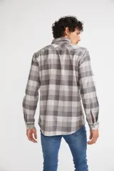 Camisa de viyela a cuadros color ladrillo, azul y blanco, de corte slim fit, manga larga, con bolsillo en el pecho y logo bordado.