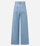 Pantalón wide leg de cintura alta, confeccionado en jeans celeste, con trabillas en la cintura, cierre tradicional, bolsillos y recortes delanteros de frisos.