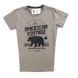 Remera marrón de algodón con estampa vintage de un oso, árboles y texto "The American Vintage".