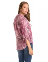 Blusa de gasa con estampado geométrico y paisley en tonos fucsia y blanco. Presenta cuello mao con escote en V, mangas tres cuartos con presilla y botón para regular el largo.