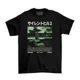 Remera negra de algodón con estampa frontal inspirada en el videojuego Silent Hill 2, que incluye texto en japonés, escenas del juego y una breve descripción del título.