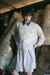 Bermuda holgada negra con cintura elastizada y hebillas de ajuste.