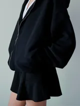 Short negro de crepé con vuelo lateral.