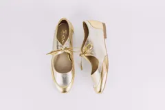 Zapatos tipo ballerina, en cuero metalizado combinado dorado y plateado, con amarre en la capellada.