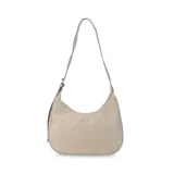 Cartera tipo hobo o media luna de cuero sintético negro, con textura granulada. Posee una correa ajustable para llevar al hombro o cruzada.