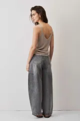 Blusa de punto color marrón chocolate con escote en V y breteles finos, de caída suave y textura tejida con sutil brillo.