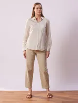 Camisa a rayas verticales color crema y blanco, marca Alex & Jordan. Cuello con solapa, abertura central con botones y bolsillo aplicado en el pecho.