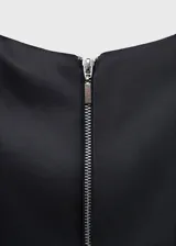 Vestido corto de satén color gris oscuro, con cuello redondo, mangas cortas y diseño recto. Cuenta con cierre de cremallera en la parte posterior y forro interior.