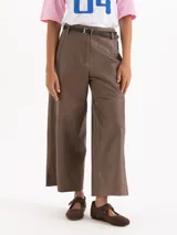 Pantalon de cuero ovino marron, de tiro alto, silueta wide-leg con recortes horizontales a la altura de la rodilla y bolsillos aplicados en la espalda. Incluye un cinturon de cuero al tono.