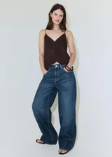 Jeans de denim azul de corte wide leg, tiro medio y diseño clásico de cinco bolsillos.