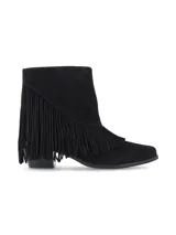 Bota de gamuza color negro, estilo western de caña media con terminación en punta y flecos en cascada. Cuenta con taco cuadrado y cierre en el lateral interior.