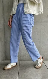Pantalón de pijama con rayas verticales azules y blancas, corte recto y cintura elástica.