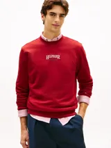 Buzo Tommy Hilfiger de cuello redondo color rojo, con puños y bajo acanalados, y logo bordado en el pecho.