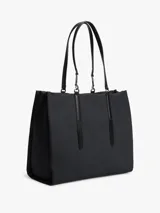 Cartera tote negra de Tommy Hilfiger, confeccionada en poliéster reciclado, con doble asa superior, compartimento principal y logo monograma bordado en el frente.