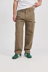 Pantalón cargo baggy de color verde militar, con bolsillos laterales utilitarios, trabillas para cinto y corte amplio de pierna recta.