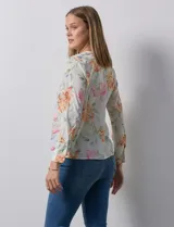 Blusa de gasa estampada con flores, marca Sioni. Manga larga con terminación de puño y botón.