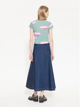 Pollera midi de denim azul con recortes laterales en denim más oscuro, acceso frontal con broches metálicos y bordado JCH en la cintura trasera.