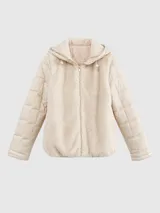 Campera con cuerpo de pelo sintético tipo teddy y mangas acolchadas con diseño geométrico. Cuenta con capucha, cierre frontal y diseño versátil para el invierno.