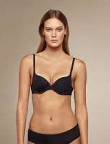 Soutien de lycra color violeta, con aro y copa con forma. Breteles fijos con largo regulable.