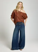 Blusa de satén color marrón, con diseño de un solo hombro y mangas cortas con puños fruncidos.