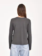 Remera blanca de manga larga con cuello redondo.