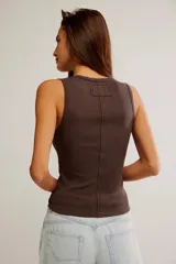 Musculosa blanca de algodón elastizado, de corte entallado, con escote en V y diseño de canalé.