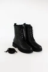 Borcego acordonado de cuero con textura croco, suela track de goma y cierre lateral interno. Incluye cordones intercambiables.