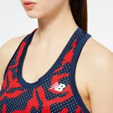 Musculosa deportiva New Balance para mujer, color rojo con estampado abstracto en azul y logo de la marca en el pecho.