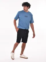 Bermuda de hombre color gris oscuro, de corte regular y largo hasta la rodilla, con cintura elástica y cordón de ajuste.