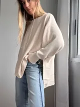 Sweater color crudo de tejido de punto, con cuello redondo y corte holgado.