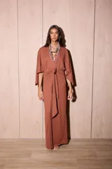 Vestido largo marrón tipo kimono en crepé texturado, con mangas amplias abiertas y tiras ajustables para atar en la cintura.