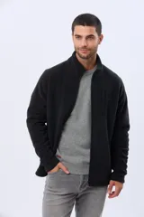 Campera polar de abrigo azul marino, con cuello alto, cierre frontal y bolsillos laterales y en el pecho con cierre.
