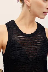 Musculosa negra de tejido calado con hilo metalizado, de corte ajustado y escote redondo.