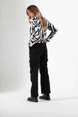 Pantalón cargo negro de corte recto y estilo urbano, con bolsillos laterales y tobillos ajustables.