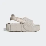 Sandalias Adidas Adilette 22 XLG color beige, con diseño texturizado y correa ajustable en el talón.