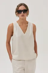Musculosa color crema de lino metalizado con escote en V y sin mangas.