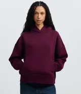 Buzo de algodón con felpa, color bordó, con capucha estructurada, bolsillo canguro delantero y puños canelados.