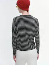 Remera de manga larga con cuello redondo, confeccionada en tejido de algodón con estampado de rayas horizontales finas en tonos gris y azul.