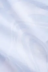 Camisa estilo camper, de fit boxy, confeccionada en popelina con estampa de mármol celeste y blanco. Tiene cuello tipo camp-collar y botones de madera.