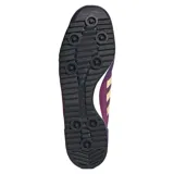 Championes Adidas modelo SL 72 OG W, color morado con tres franjas laterales color crema/beige. Presentan puntera y talón en gamuza morada, forro interior beige y detalles en rosa pálido en la entresuela. Cordones amarillos.