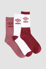 Pack de tres pares de medias deportivas de caña media, marca Umbro. Incluye un par color bordó liso, un par blanco con detalles bordó y un par con caña blanca y pie bordó, todos con el logo de la marca bordado en la parte superior.