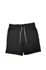 Bermuda de felpa color celeste con cintura elástica, cordón ajustable blanco y negro, y bolsillos laterales.