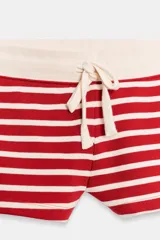 Shorts de algodón con diseño de rayas horizontales rojas y blancas, de tiro medio y cintura elástica ajustable con cordón en contraste.