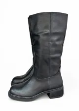 Botas altas de cuero vegano color negro, con caña slouchy, punta redondeada y taco cuadrado bajo.